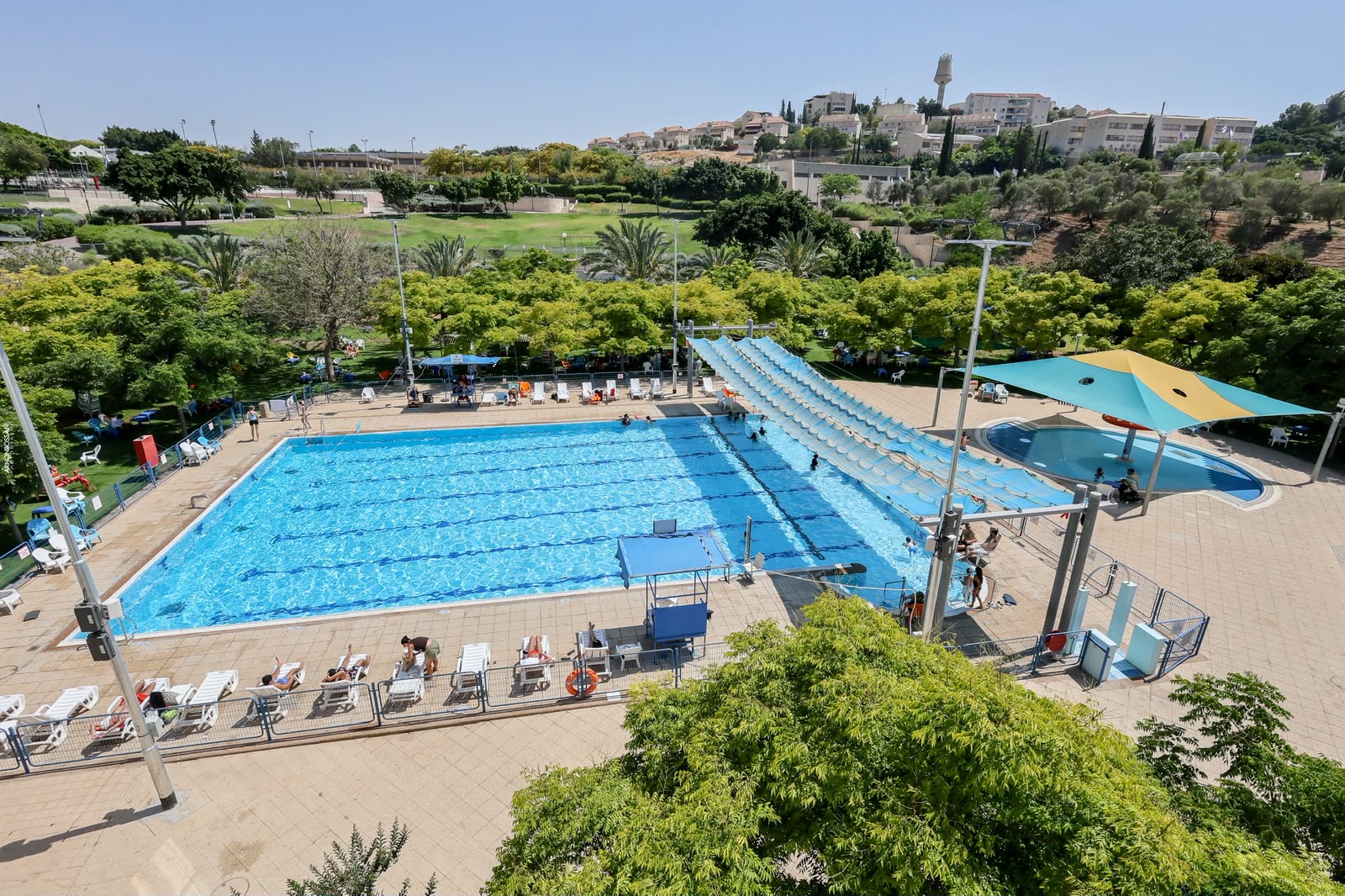 בריכה חיצונית